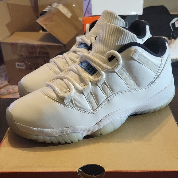 Jordan 11 Retro Low Legend Blue (2021) Mens 8 Womens 9.5 EUC W/OG BOX - Picture 2 of 10